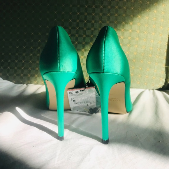 Green heels size: 5 never used - Picture 2 of 2